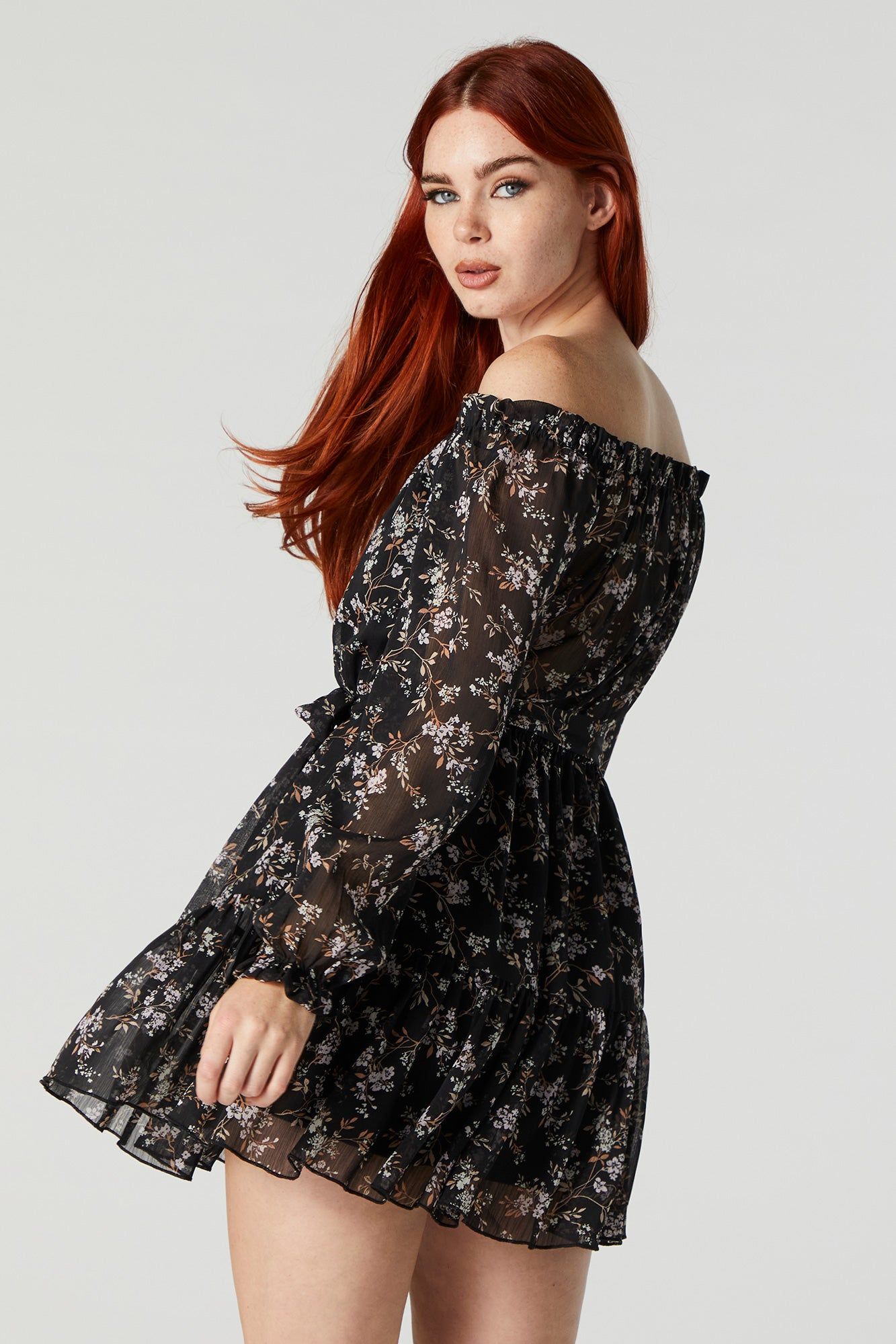 Minirobe fleurie en chiffon avec épaules dénudées et ceinture sold by Urban Planet product image thumbnail 2