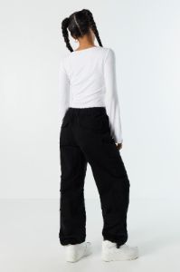 Pantalon cargo parachute avec poches multiples sold by Urban Planet
