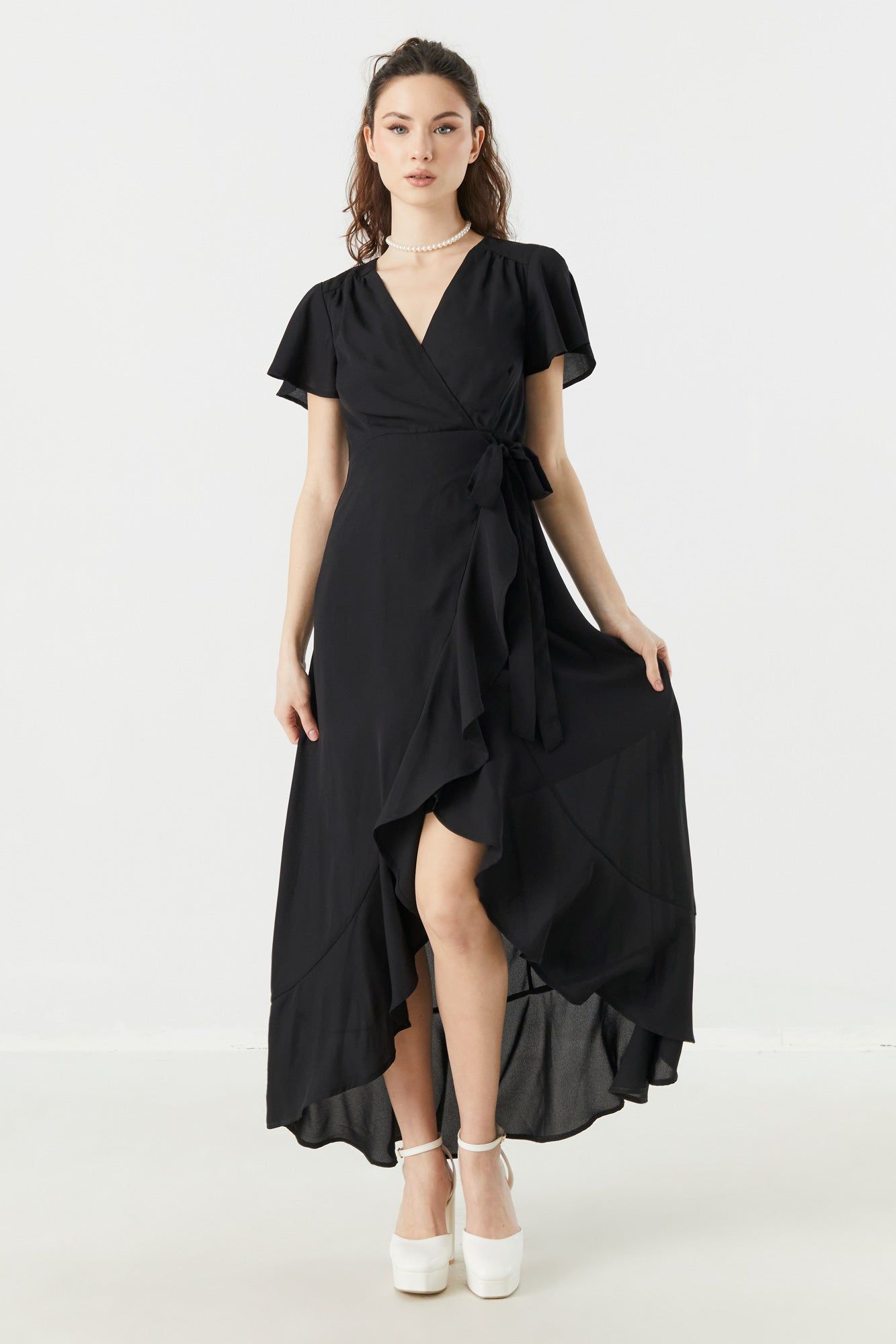Robe fourreau maxi en chiffon à surplis sold by Urban Planet