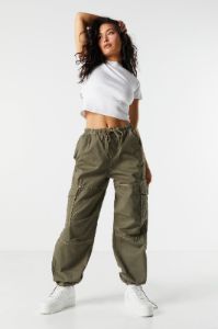 Pantalon cargo parachute à surpiqûres contrastantes sold by Urban Planet