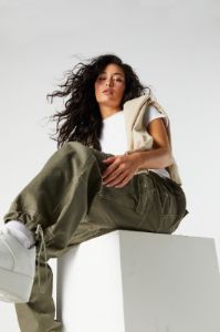 Pantalon cargo parachute à surpiqûres contrastantes sold by Urban Planet