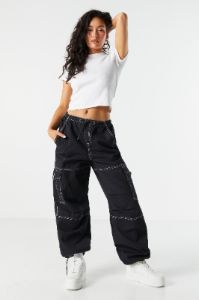 Pantalon cargo parachute à surpiqûres contrastantes sold by Urban Planet
