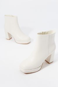 Bottes à talons blocs en similicuir sold by Urban Planet