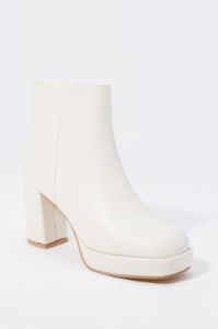 Bottes à talons blocs en similicuir sold by Urban Planet