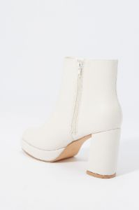 Bottes à talons blocs en similicuir sold by Urban Planet