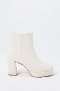 Bottes à talons blocs en similicuir sold by Urban Planet