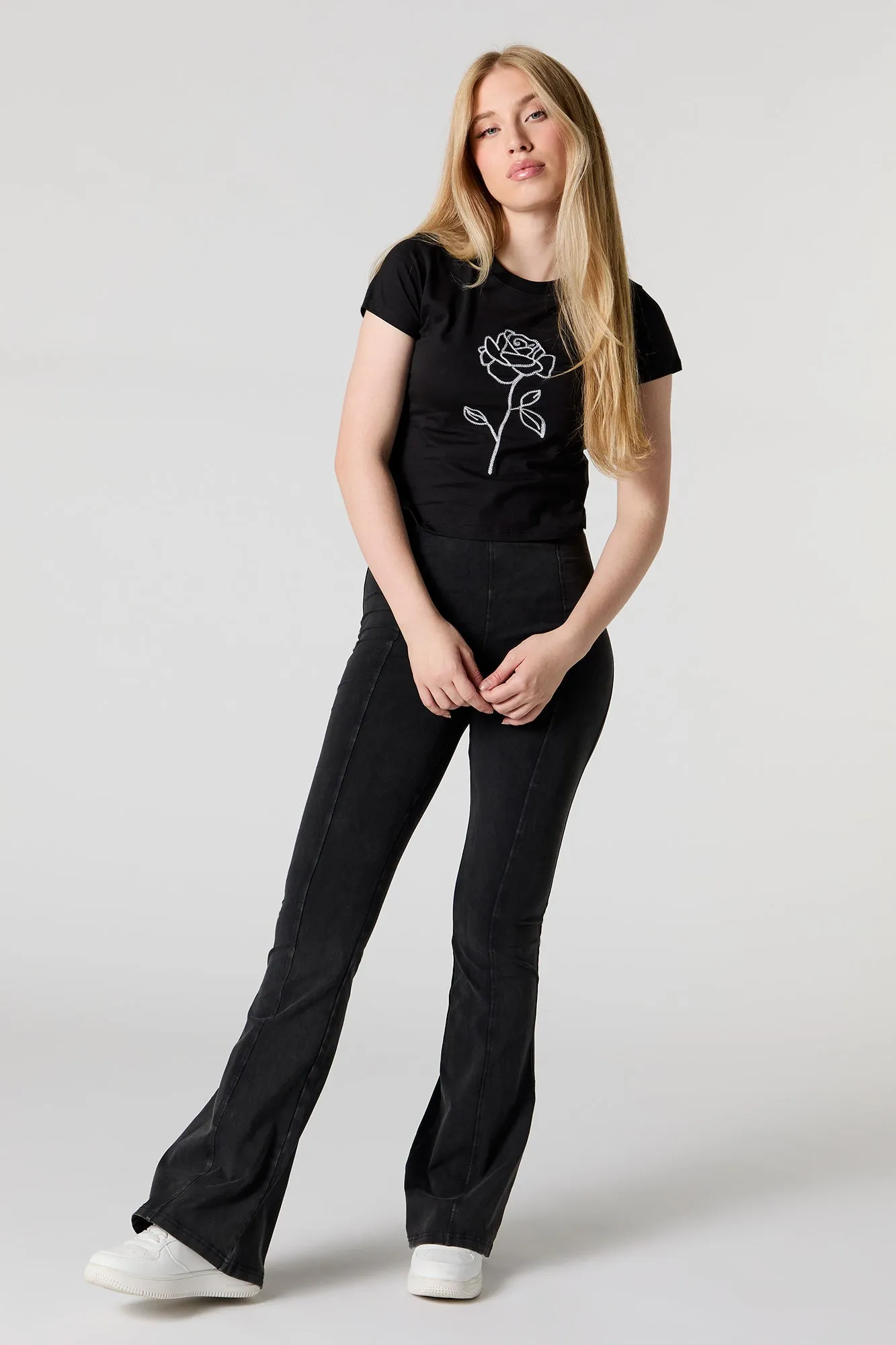 T-shirt ultracourt avec motif brodé Rose sold by Urban Planet product image thumbnail 3