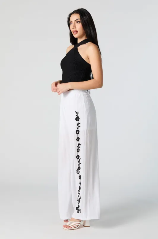 Pantalon à jambe large fleuri sold by Urban Planet