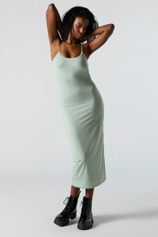 Robe midi profilée moulante avec encolure dégagée sold by Urban Planet
