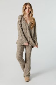 Cardigan boutonné pelucheux sold by Urban Planet