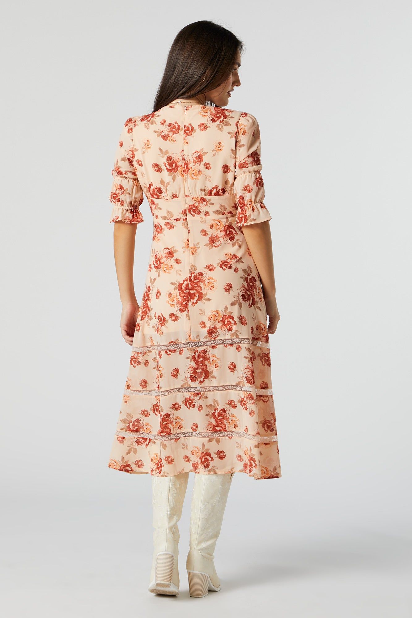 Robe midi fleurie en chiffon à manches mi-longues et encolure en V sold by Urban Planet product image thumbnail 2