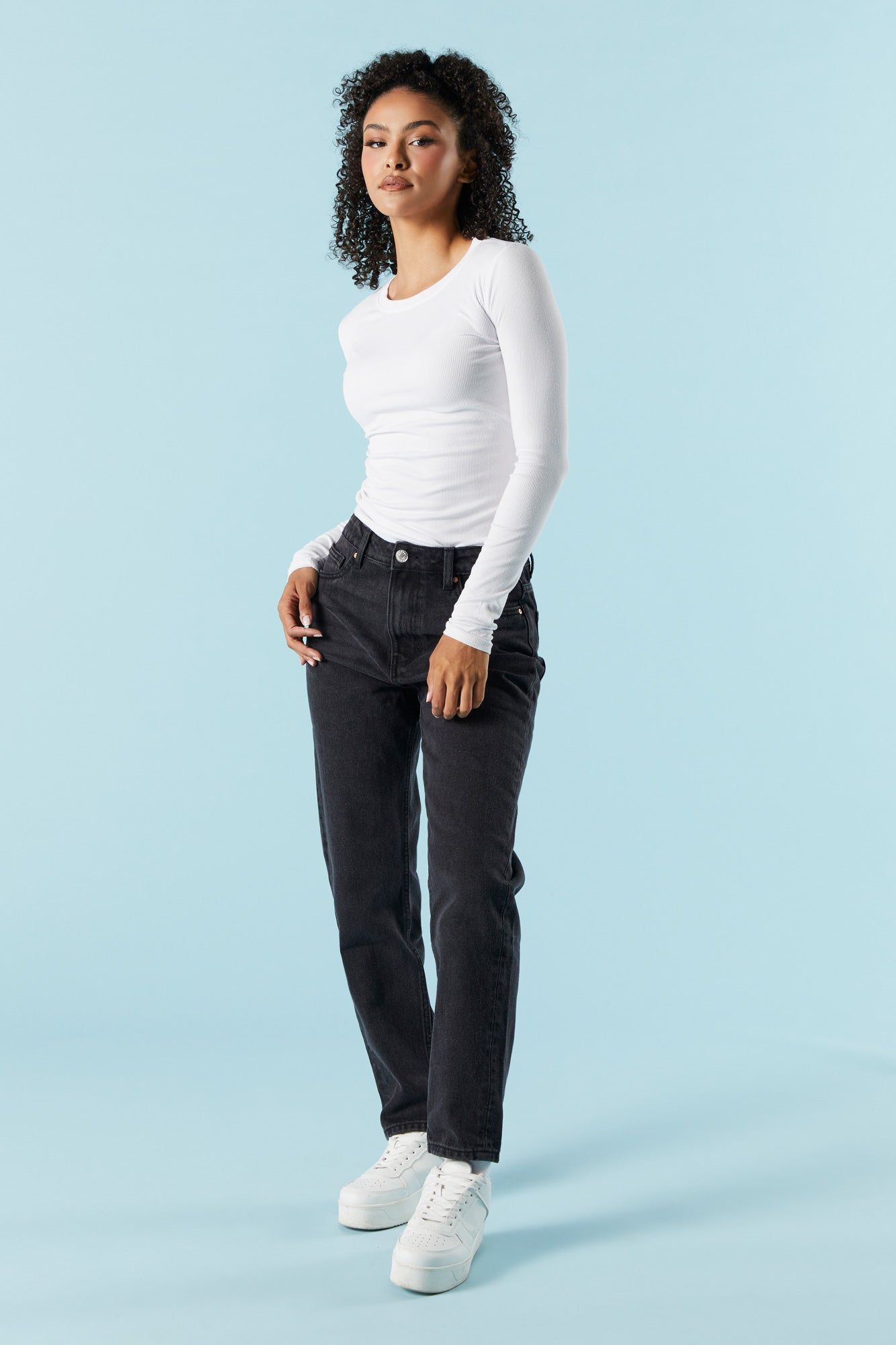 Jean « mom » en denim délavé noir sold by Urban Planet