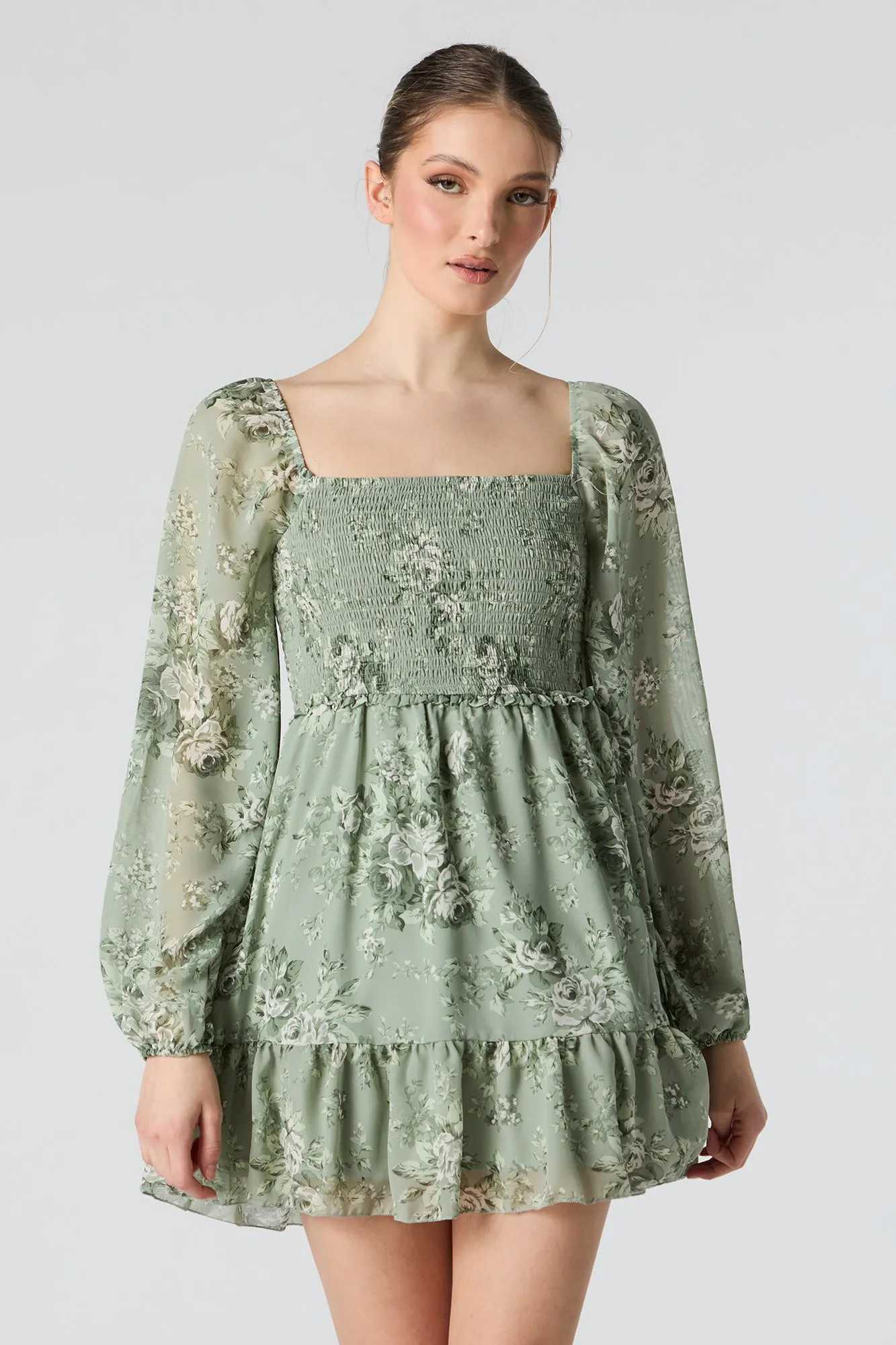 Minirobe smockée fleurie verte à manches longues sold by Urban Planet