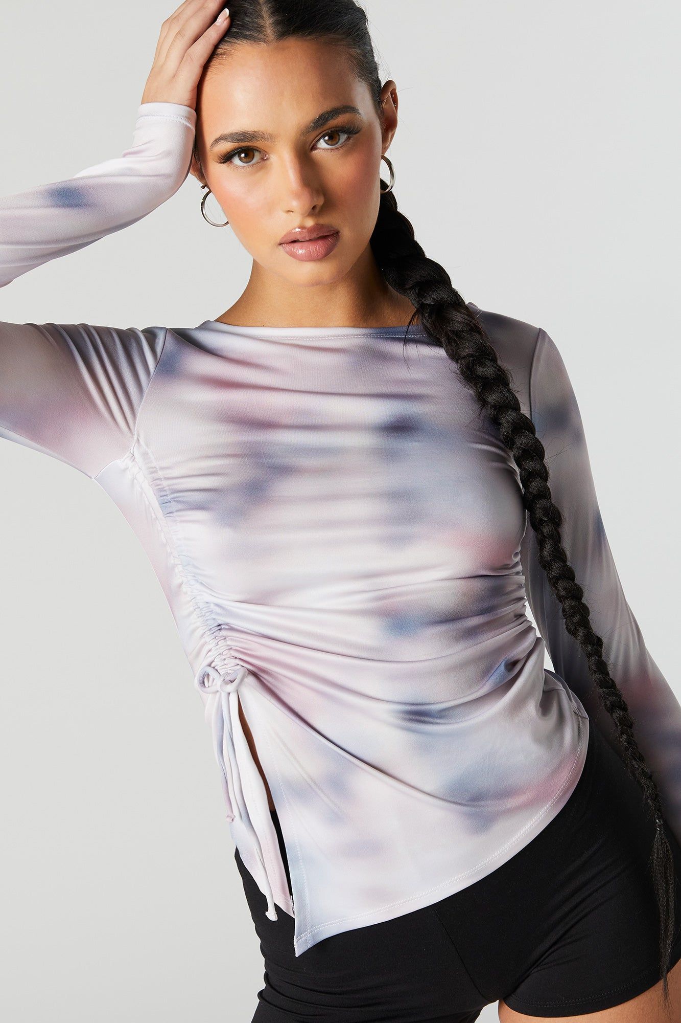 Haut profilé cintré asymétrique à manches longues avec motif abstrait sold by Urban Planet