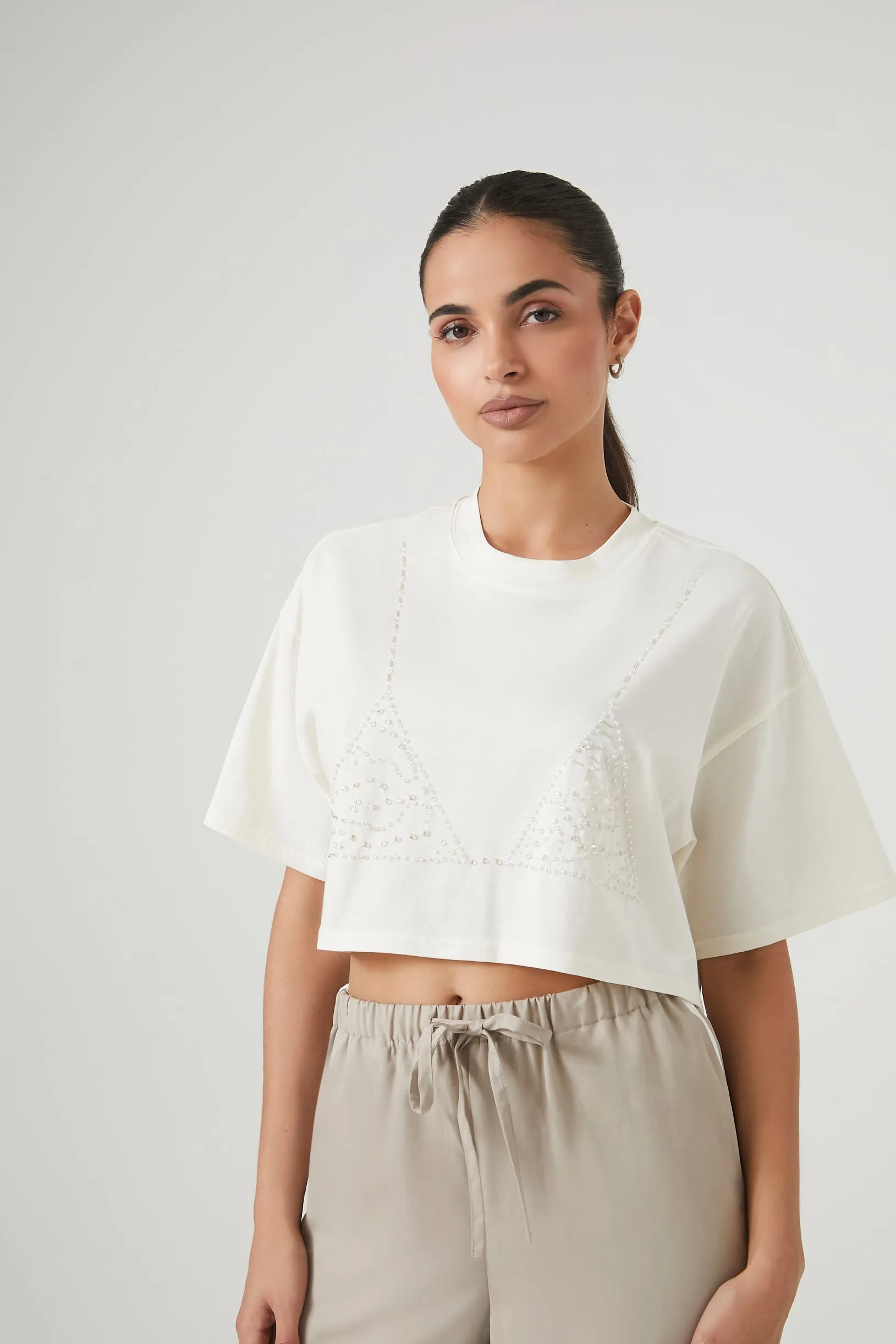 T-shirt court avec bralette perlée sold by Urban Planet