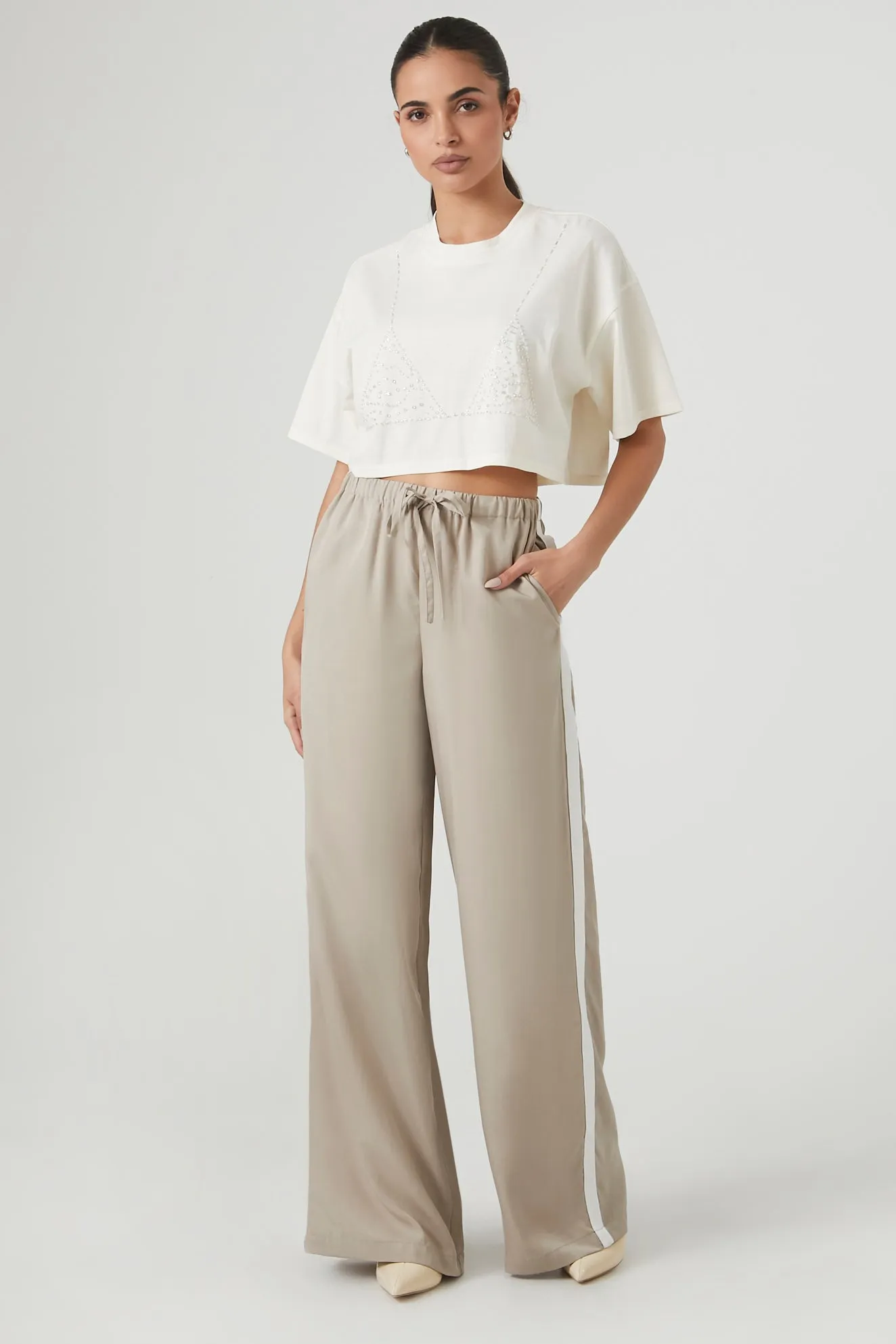 T-shirt court avec bralette perlée sold by Urban Planet product image thumbnail 3