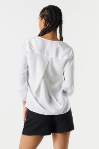Blouse en satin à encolure en V sold by Urban Planet