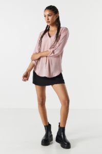 Blouse en satin à encolure en V sold by Urban Planet