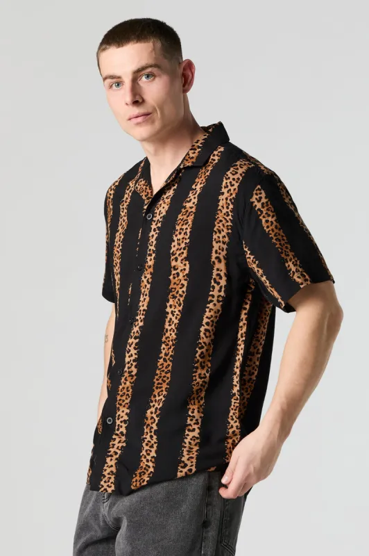 Haut boutonné rayé à manches courtes avec motif guépard sold by Urban Planet