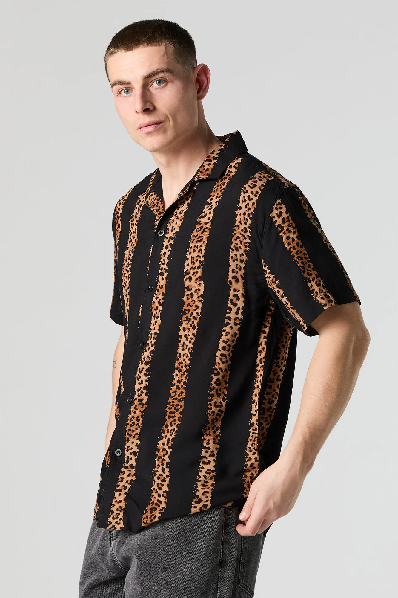Haut boutonné rayé à manches courtes avec motif guépard sold by Urban Planet