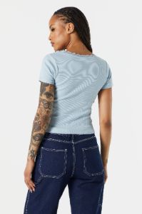 T-shirt côtelé coloré avec liséré de dentelle sold by Urban Planet