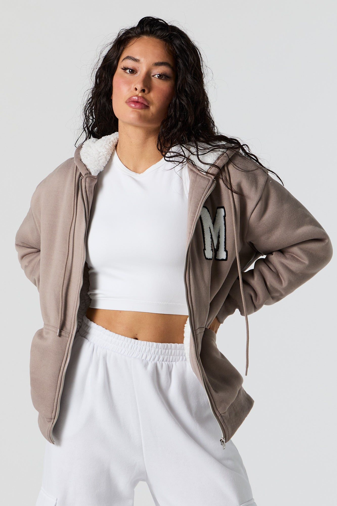 Haut à capuchon avec motif brodé en chenille Miami et fermeture à glissière sold by Urban Planet