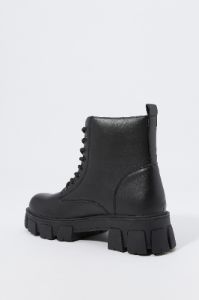Bottes lacées en similicuir noir sold by Urban Planet