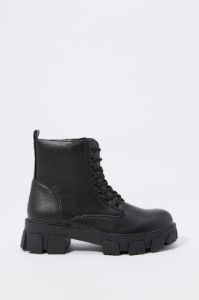 Bottes lacées en similicuir noir sold by Urban Planet
