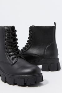 Bottes lacées en similicuir noir sold by Urban Planet