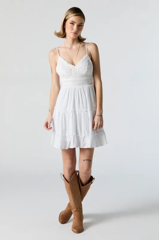Minirobe à volants en dentelle avec attache au dos sold by Urban Planet