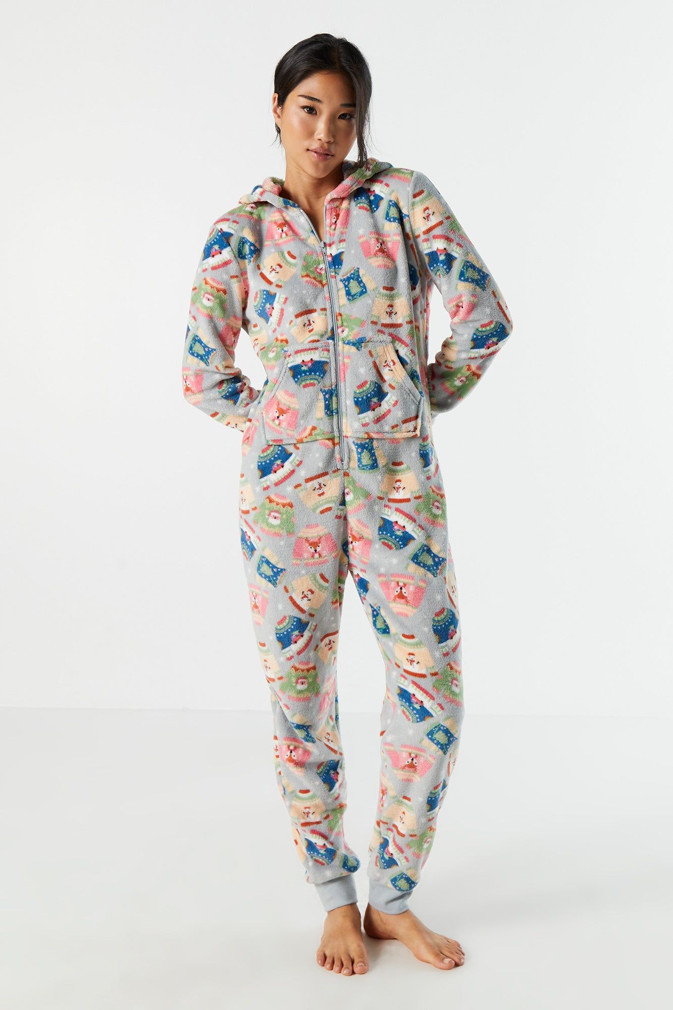 Combinaison de Noël en peluche à imprimé Chandail sold by Urban Planet