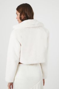 Blouson court en peluche sold by Urban Planet