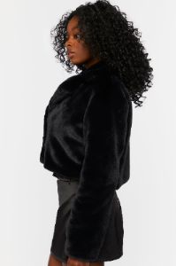 Blouson court en peluche sold by Urban Planet
