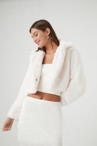 Blouson court en peluche sold by Urban Planet