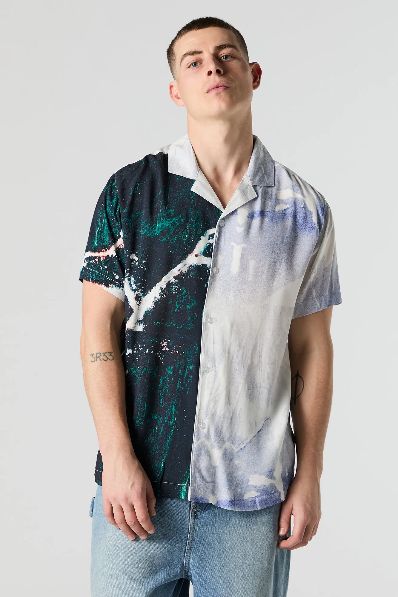 Haut boutonné imprimé à manches courtes sold by Urban Planet