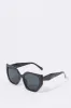 Lunettes de soleil oeil de chat géométriques sold by Urban Planet