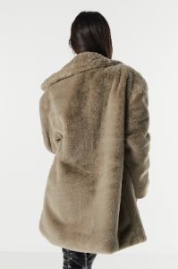 Manteau mi-long en similifourrure sold by Urban Planet