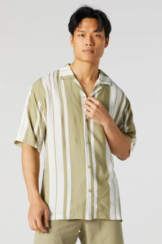 Haut boutonné avec rayures vertes sold by Urban Planet