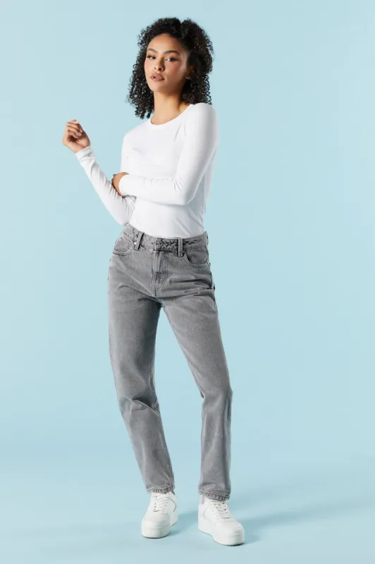 Jean « mom » en denim délavé gris sold by Urban Planet