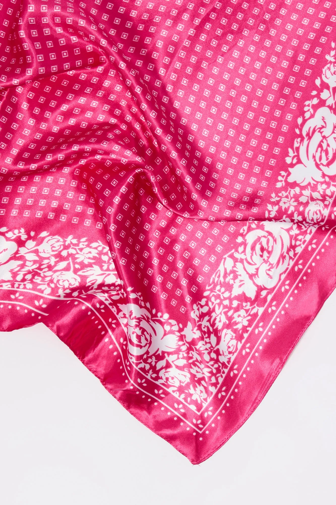 Écharpe multifaçons en satin avec bordure fleurie sold by Urban Planet product image thumbnail 4