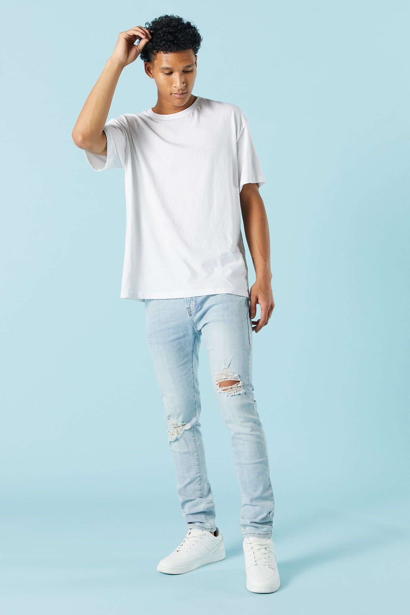 Le jean le plus ajusté en denim d'aspect usé délavé pâle sold by Urban Planet product image thumbnail 2