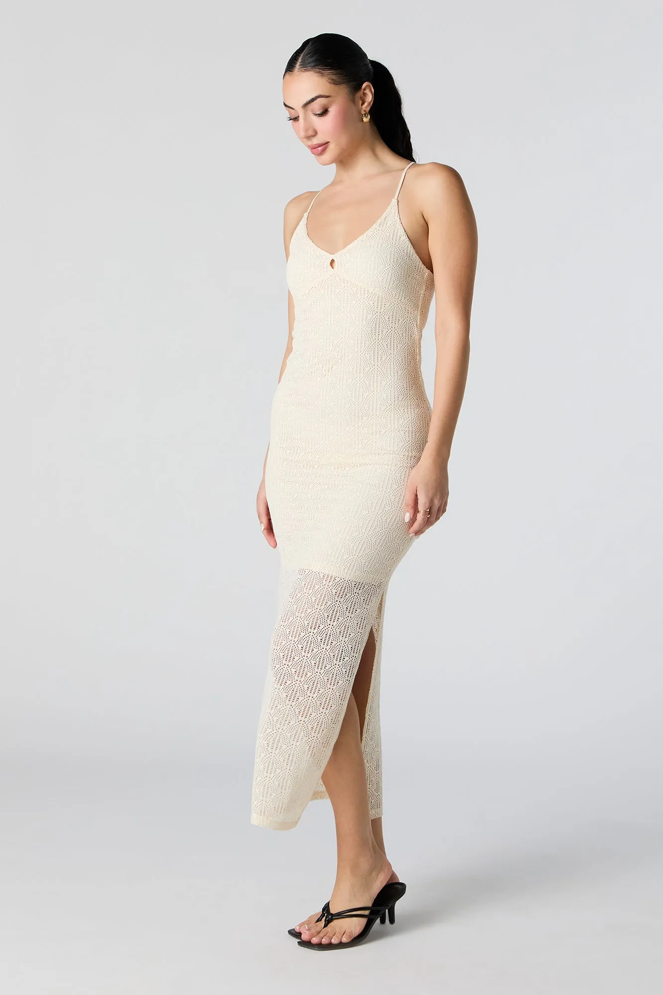 Robe maxi crochetée à encolure en V avec fente sold by Urban Planet