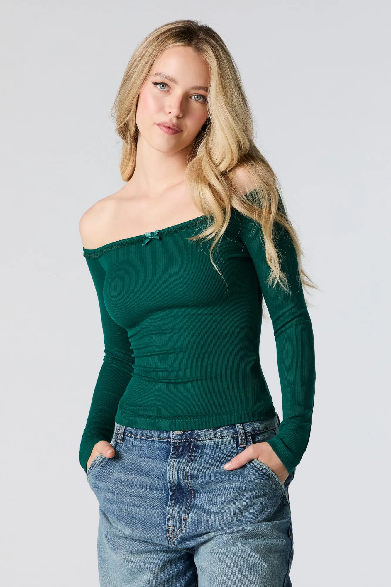 Haut côtelé à manches longues avec épaules dénudées et liséré de dentelle avec boucles sold by Urban Planet