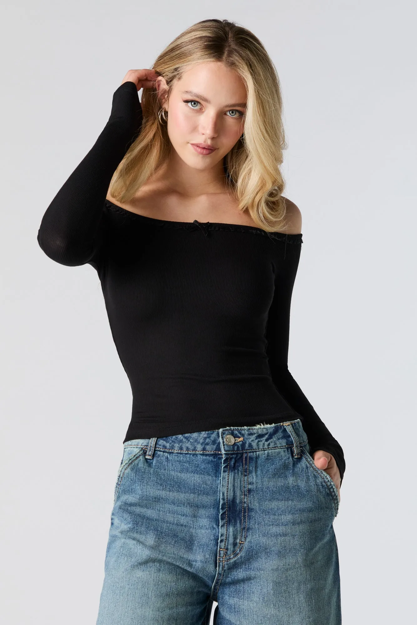 Haut côtelé à manches longues avec épaules dénudées et liséré de dentelle avec boucles sold by Urban Planet product image thumbnail 4