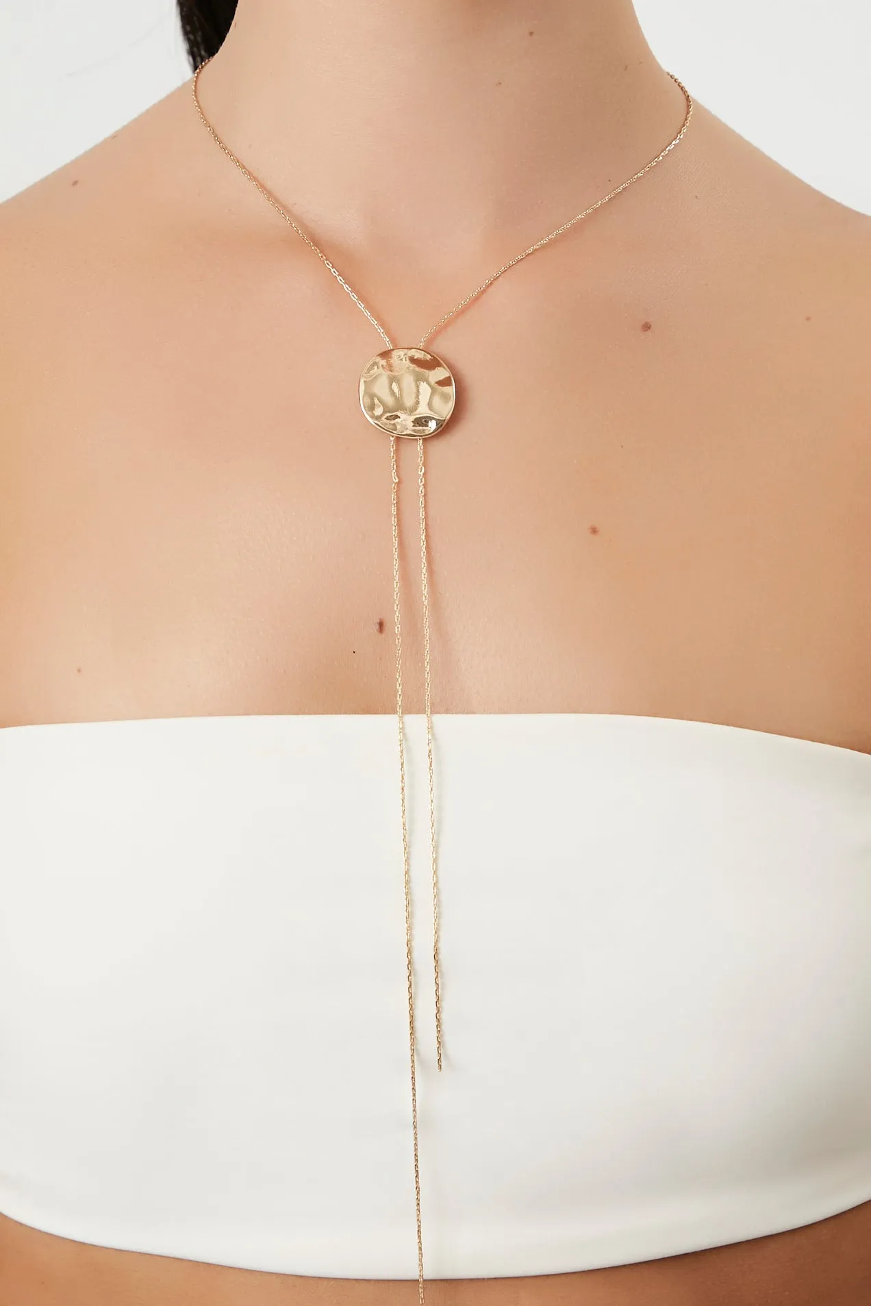 Collier avec cravate-ficelle sold by Urban Planet