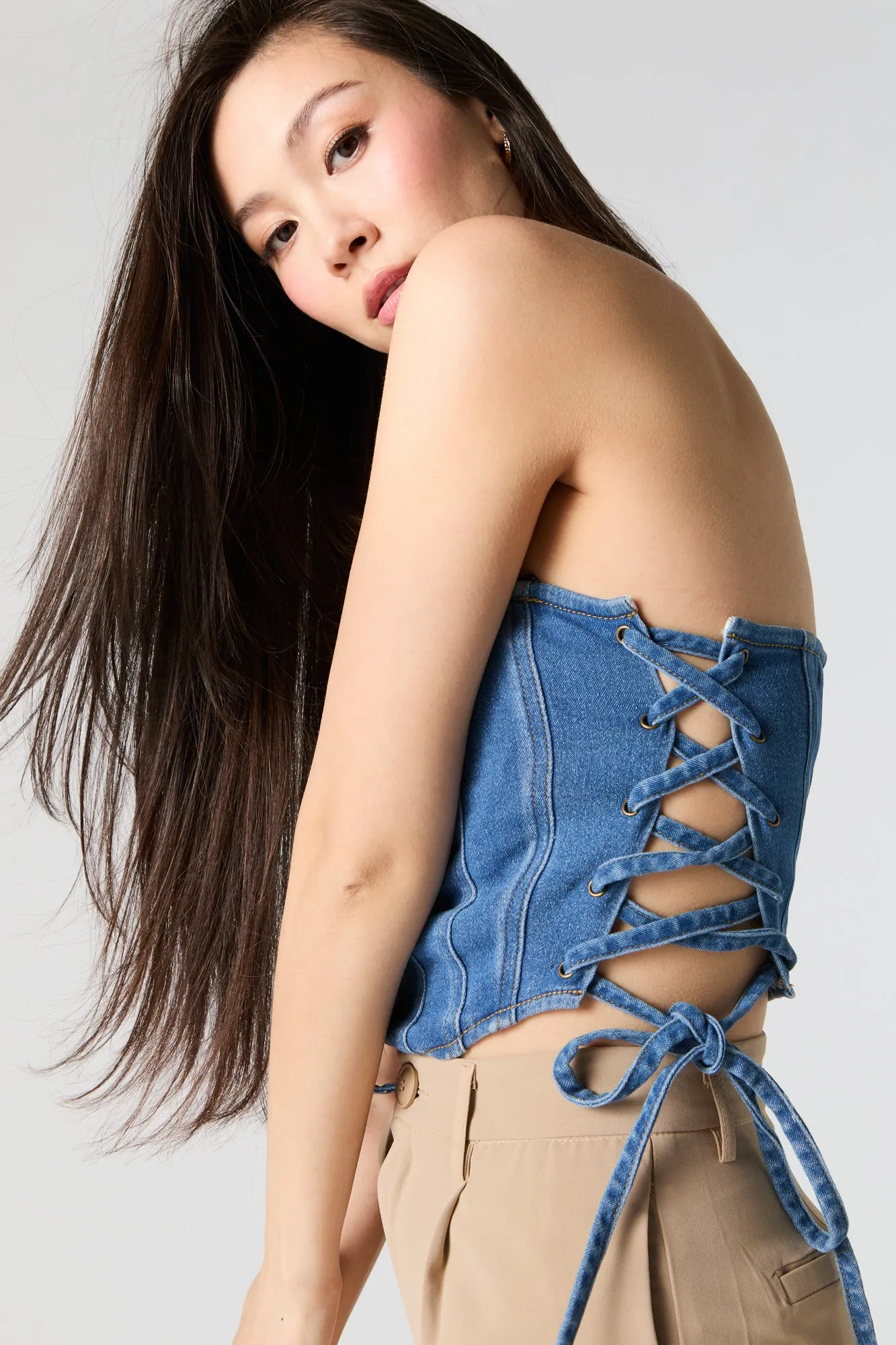 Haut corset sans bretelles lacé en denim sold by Urban Planet