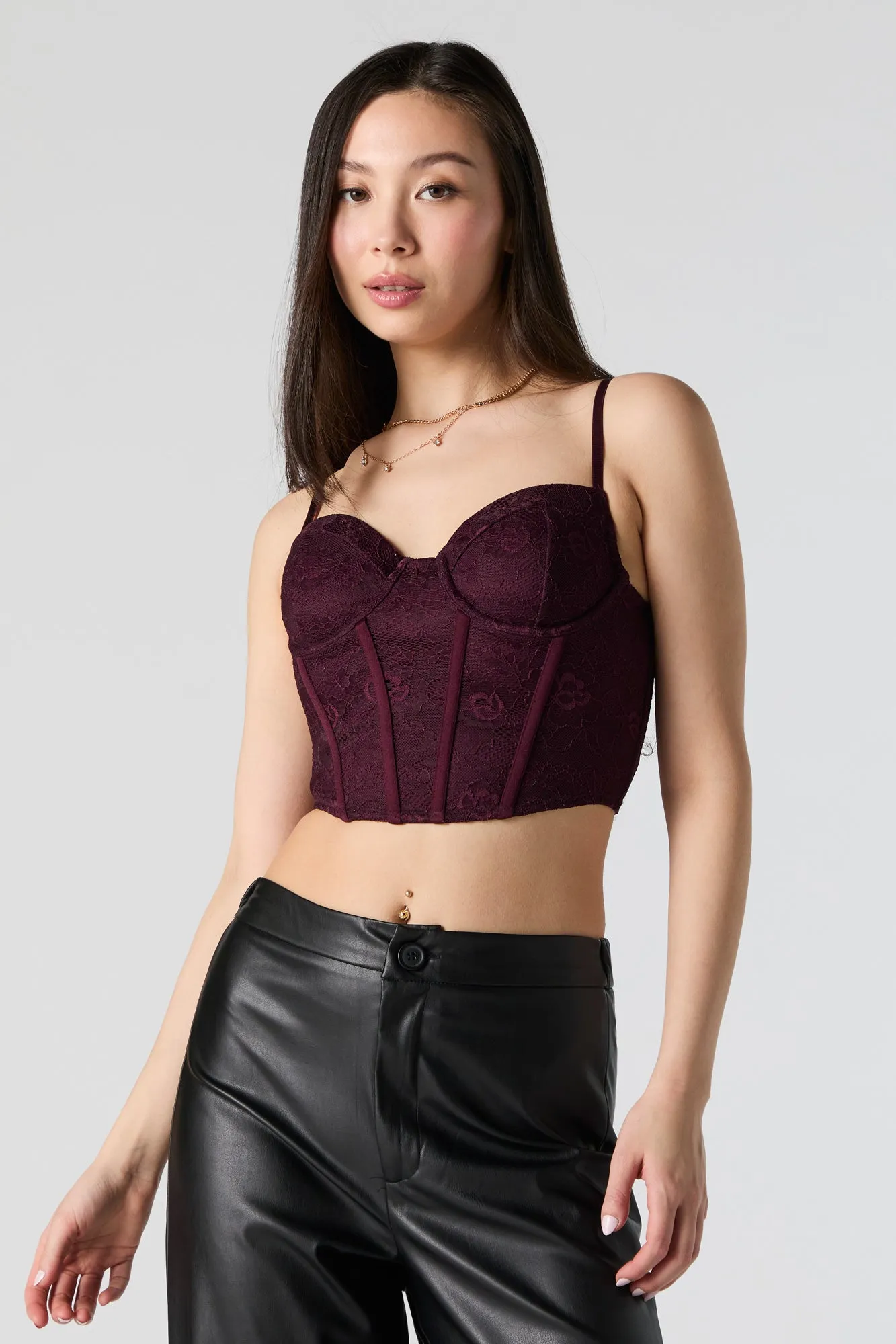 Haut corset court en dentelle fleurie sold by Urban Planet