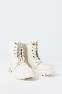 Bottes lacées à semelles crantées en similicuir avec revers sold by Urban Planet