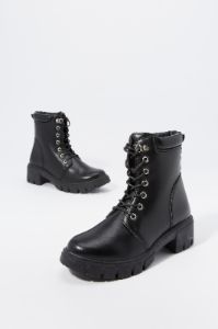 Bottes lacées à semelles crantées en similicuir avec revers sold by Urban Planet