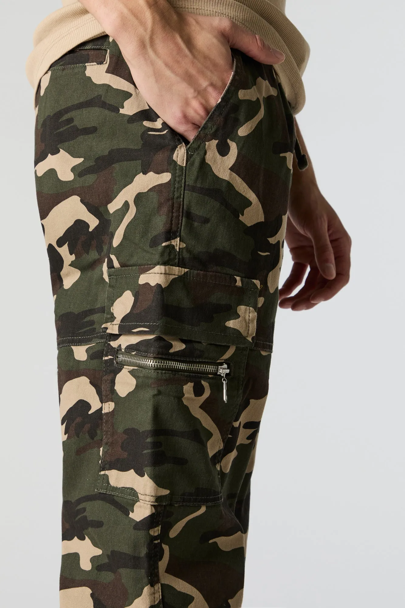 Jogger cargo avec poches à fermeture à glissière et motif camouflage sold by Urban Planet product image thumbnail 4